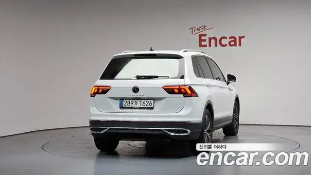 Volkswagen Tiguan 2021 — ფოტო 24/33