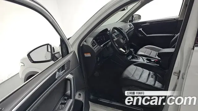 Volkswagen Tiguan 2021 — ფოტო 30/33