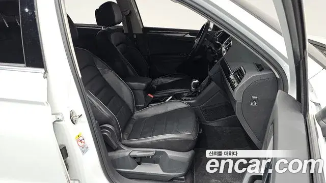 Volkswagen Tiguan 2021 — ფოტო 9/33