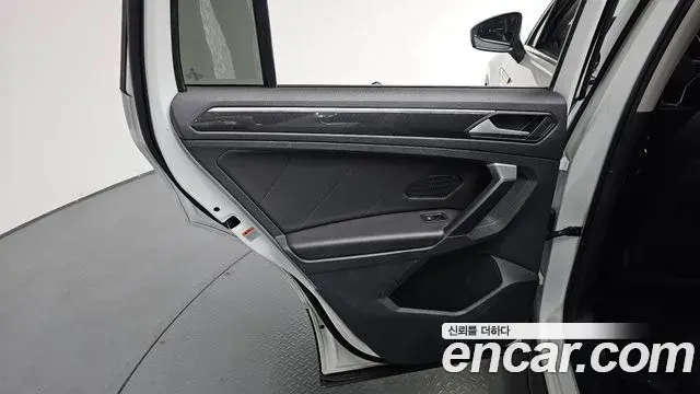 Volkswagen Tiguan 2021 — ფოტო 14/33