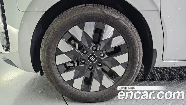 Hyundai Staria 2023 — Photo 16/20