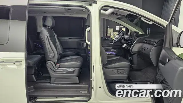 Hyundai Staria 2023 — Photo 8/20