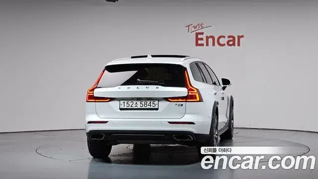 Volvo V60 Cross Country 2020 — ფოტო 23/37