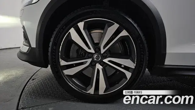 Volvo V60 Cross Country 2020 — ფოტო 5/37