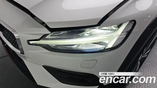 Volvo V60 Cross Country 2020 — ფოტო 33/37