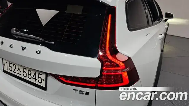 Volvo V60 Cross Country 2020 — ფოტო 4/37