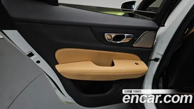 Volvo V60 Cross Country 2020 — ფოტო 34/37