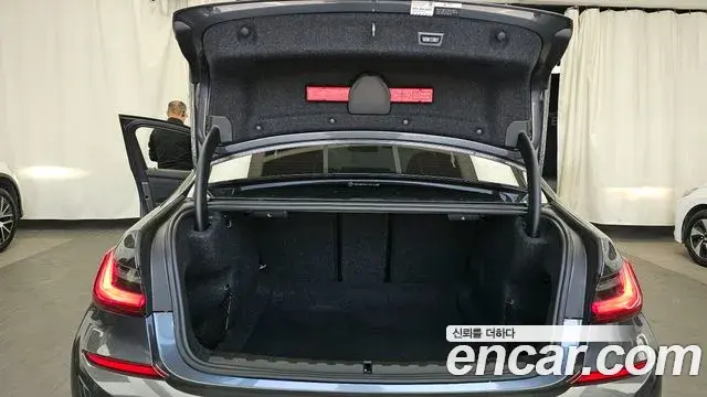 BMW 3 Series 2021 — Photo 18/20