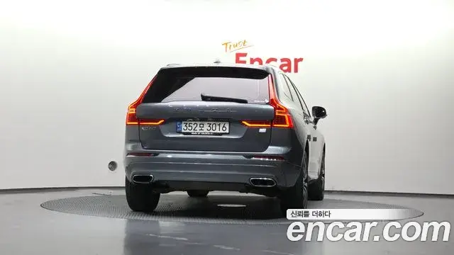Volvo XC60 2021 — ფოტო 11/20