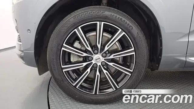 Volvo XC60 2021 — ფოტო 17/20