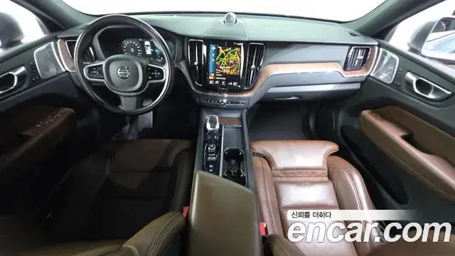 Volvo XC60 2021 — ფოტო 3/20