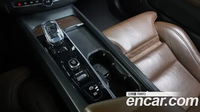Volvo XC60 2021 — ფოტო 1/20