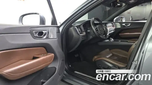 Volvo XC60 2021 — ფოტო 6/20