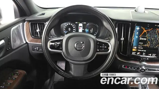 Volvo XC60 2021 — ფოტო 12/20