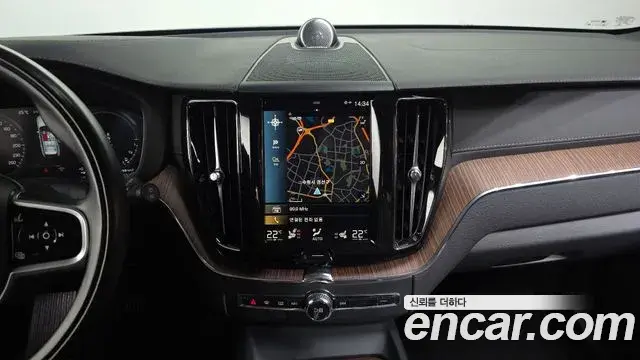 Volvo XC60 2021 — ფოტო 13/20
