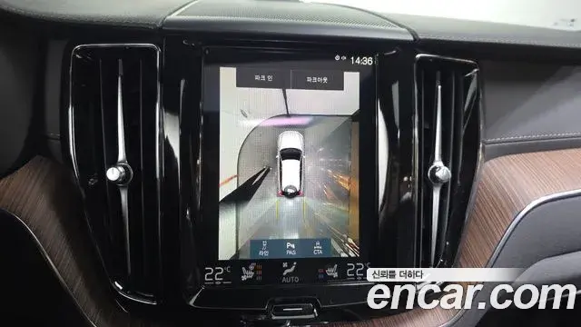 Volvo XC60 2021 — ფოტო 18/20