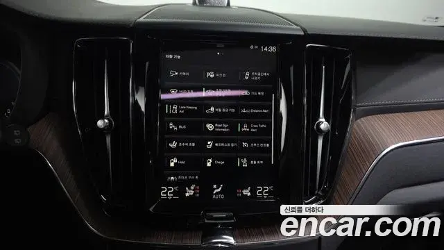 Volvo XC60 2021 — ფოტო 4/20