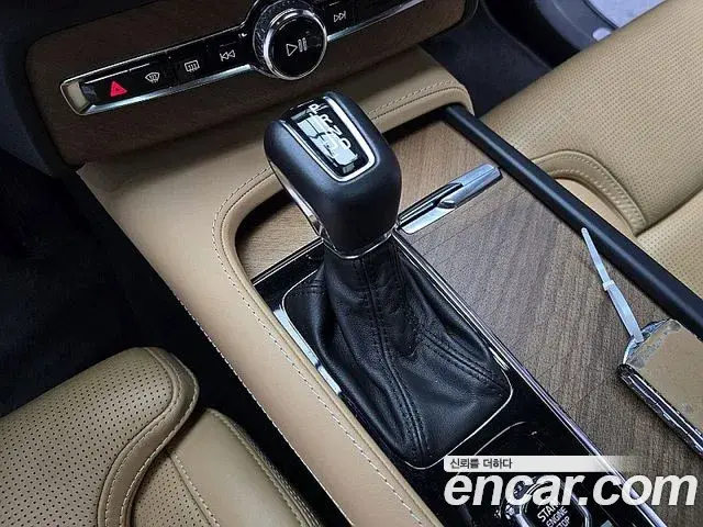 Volvo XC90 2019 — Şəkil 18/20