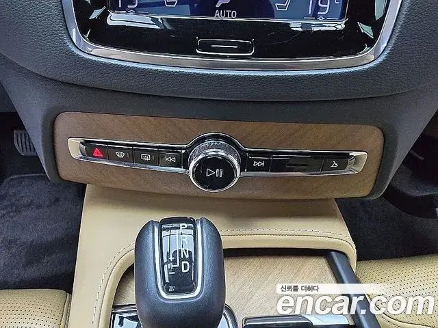 Volvo XC90 2019 — Şəkil 15/20