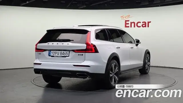 Volvo V60 Cross Country 2020 — Фото 2/20
