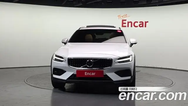 Volvo V60 Cross Country 2020 — Фото 3/20