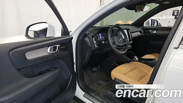Volvo XC40 2020 — Фото 8/20