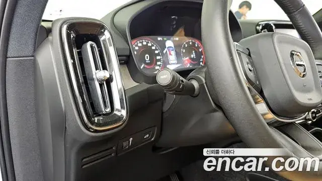 Volvo XC40 2020 — Şəkil 34/37