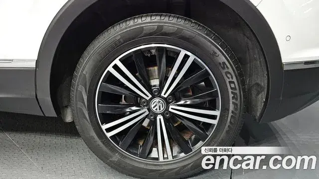 Volkswagen Tiguan 2018 — ფოტო 17/34