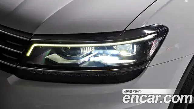 Volkswagen Tiguan 2018 — ფოტო 25/34