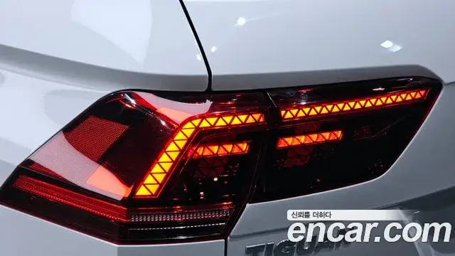 Volkswagen Tiguan 2018 — ფოტო 16/34