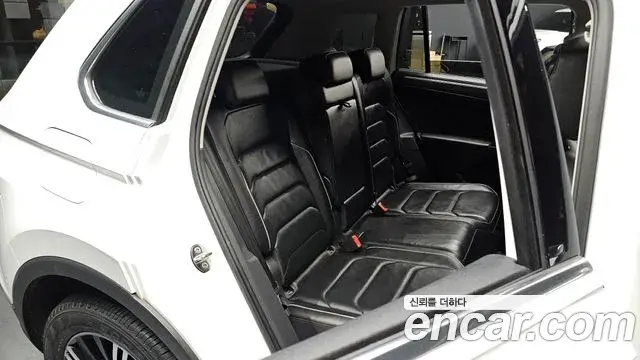 Volkswagen Tiguan 2018 — ფოტო 33/34
