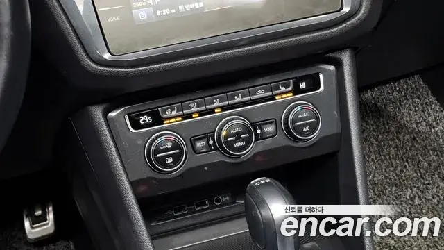 Volkswagen Tiguan 2018 — ფოტო 20/34