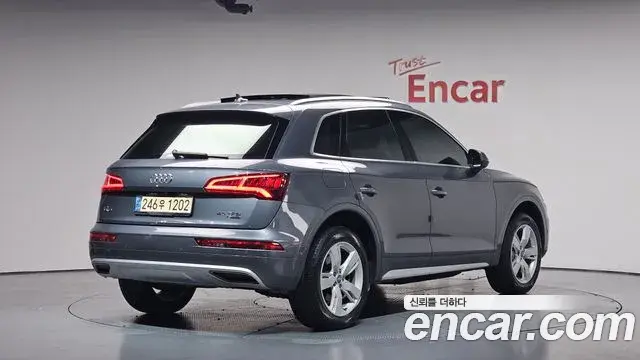 Audi Q5 2020 — ფოტო 8/35