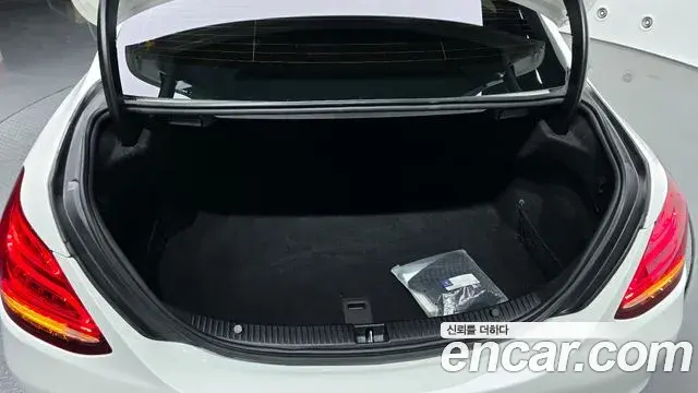 Mercedes-Benz C-Class 2018 — Photo 31/31