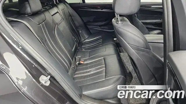 BMW 5 Series 2018 — Фото 10/20