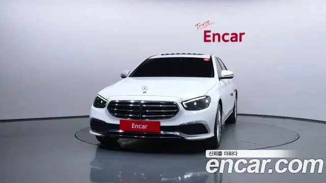 Mercedes-Benz E-Class 2023 — ფოტო 19/20