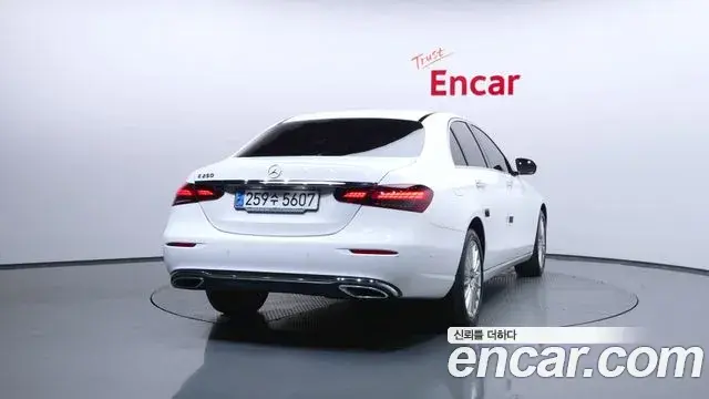 Mercedes-Benz E-Class 2023 — ფოტო 15/20