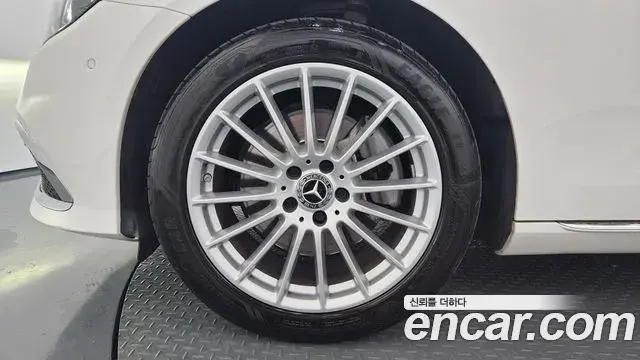 Mercedes-Benz E-Class 2023 — ფოტო 4/20