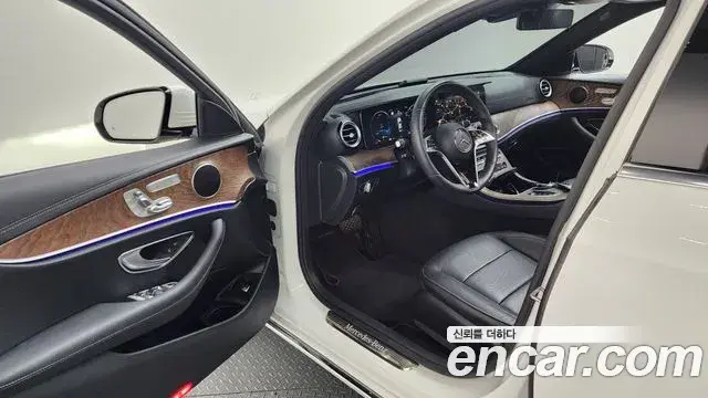 Mercedes-Benz E-Class 2023 — ფოტო 11/20