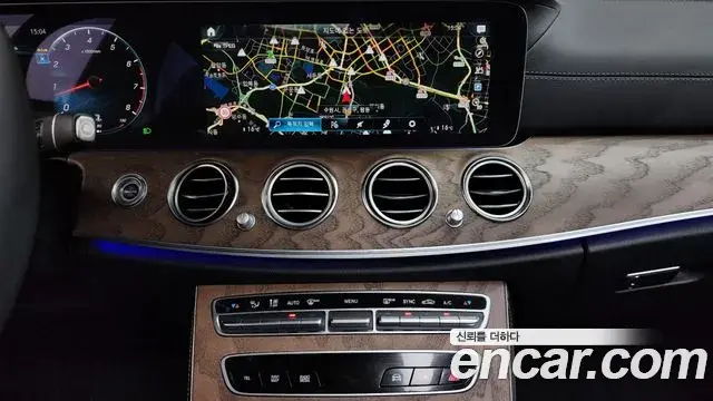 Mercedes-Benz E-Class 2023 — ფოტო 8/20