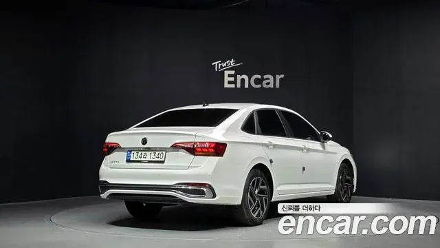 Volkswagen Jetta 2022 — ფოტო 31/32