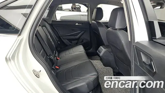 Volkswagen Jetta 2022 — ფოტო 4/32