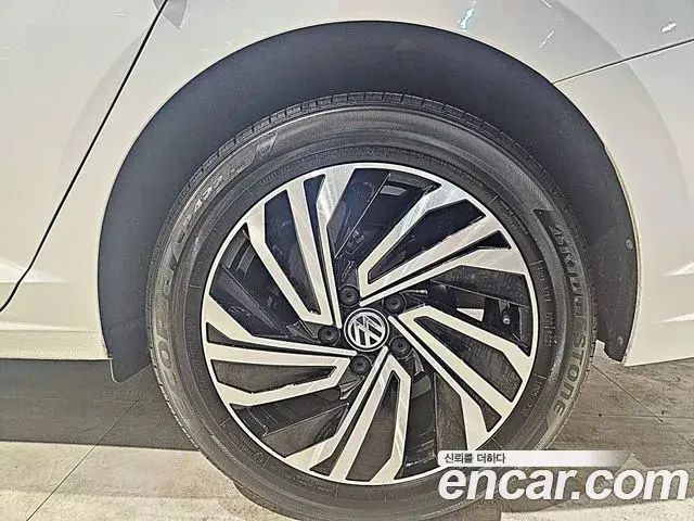 Volkswagen Jetta 2021 — ფოტო 12/13