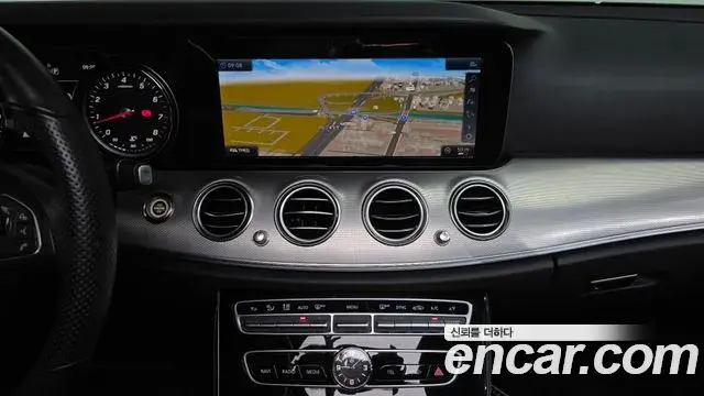 Mercedes-Benz E-Class 2018 — Фото 13/20