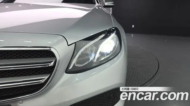 Mercedes-Benz E-Class 2018 — Photo 16/31