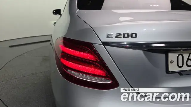 Mercedes-Benz E-Class 2018 — Photo 25/31