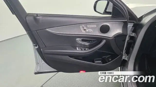 Mercedes-Benz E-Class 2018 — Photo 11/31