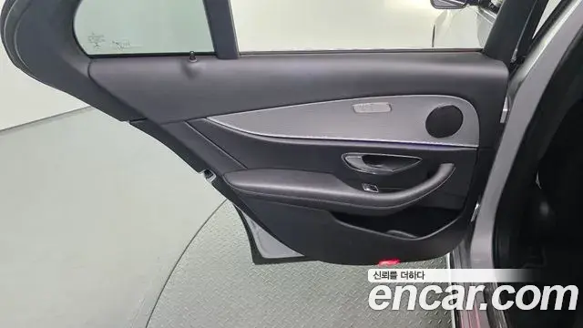 Mercedes-Benz E-Class 2018 — Photo 12/31