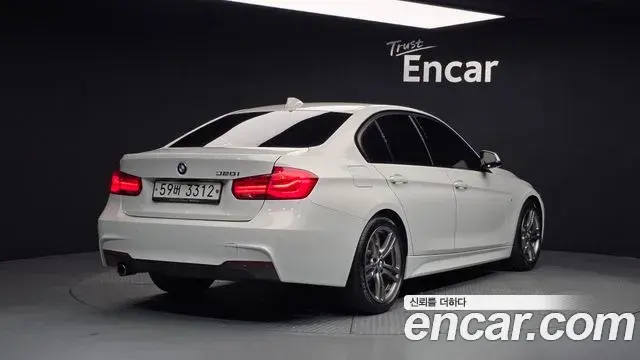 BMW 3 Series 2018 — ფოტო 29/31