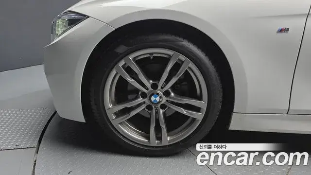 BMW 3 Series 2018 — ფოტო 25/31